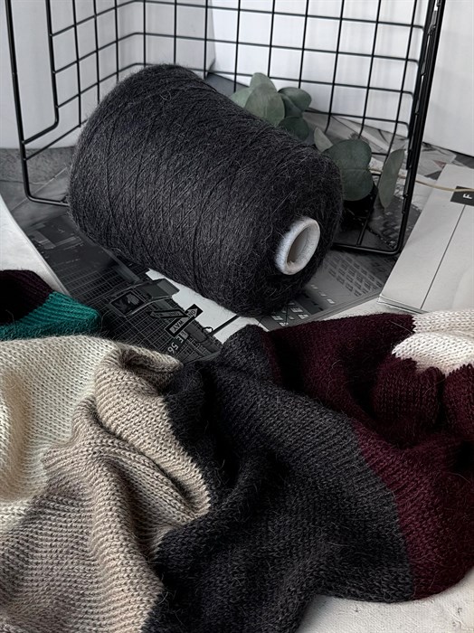 Susuri 2/14, 75% альпака сури, 25% мериносовая шерсть, 100 г/700 м, графит 3398