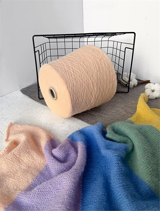 Iris (Art of Yarn), 73% меринос, 27% ПА, 100 г/900 м, цвет персиковый мусс 3628