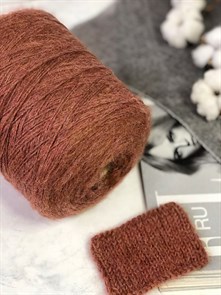 {{photo.Alt || photo.Description || 'Merinosuri (Silvedd), 40% альпака сури, 40% меринос, 20% кид мохер, 100 г/160 м, медный'}}