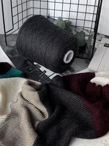 {{photo.Alt || photo.Description || 'Susuri 2/14, 75% альпака сури, 25% мериносовая шерсть, 100 г/700 м, графит'}}